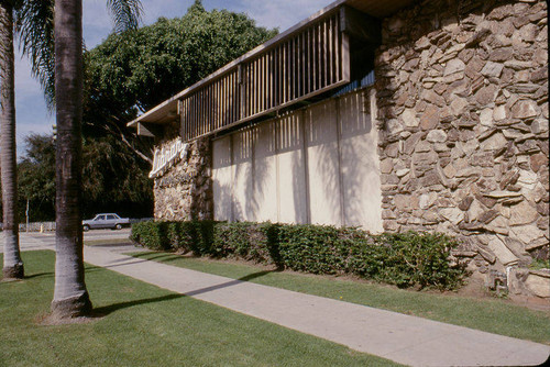 Exterior of the Montana Avenue Branch Library at 1704 Montana Avenue in Santa Monica before the 2001-02 remodel designed by Architects Killefer Flammang