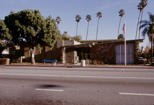 Exterior of the Montana Avenue Branch Library at 1704 Montana Avenue in Santa Monica showing the 2001-02 remodel designed by Architects Killefer Flammang