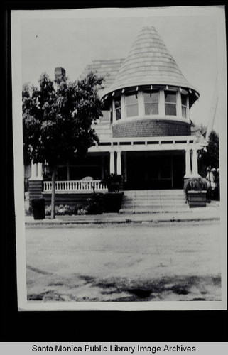 Hale House, 149-151 Wadsworth Avenue, Santa Monica, Calif., built 1907 by John Rebman