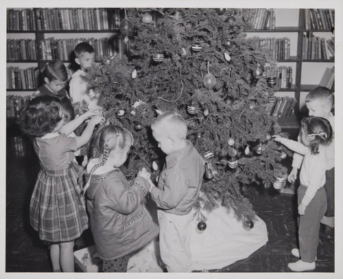 Children decorating a Christmas tree