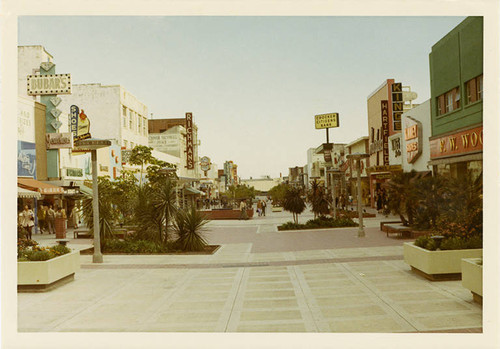 Looking south down Third Street Mall on February 14, 1970. A sign for Crocker Citizens Bank is on the right (west) side