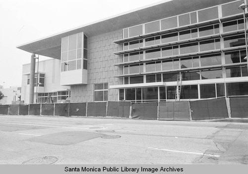 Construction of the new Main Library from Santa Monica Blvd. (Santa Monica Public Library, 601 Santa Monica Blvd. built by Morley Construction. Architects, Moore Ruble Yudell.) July 13, 2005