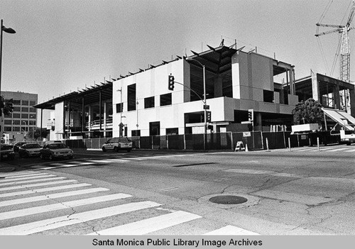 Construction of the new Main Library, 601 Santa Monica Blvd., Santa Monica, Calif. from the Seventh Street corner (Library built by Morley Construction. Architects, Moore Ruble Yudell.) November 17, 2004