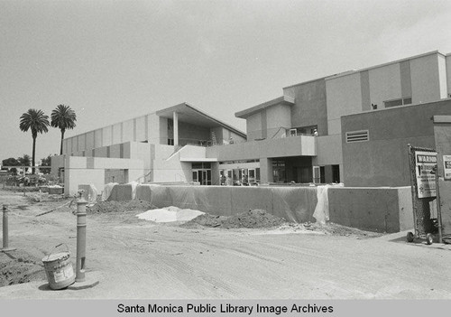 Construction of the new Main Library, north courtyard and Martin Luther King, Jr. Auditorium (Santa Monica Public Library, 601 Santa Monica Blvd. built by Morley Construction. Architects, Moore Ruble Yudell.) July 13, 2005