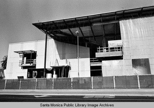 Construction of the new Main Library showing the entrance, 601 Santa Monica Blvd., Santa Monica, Calif. (Library built by Morley Construction. Architects, Moore Ruble Yudell.) November 17, 2004