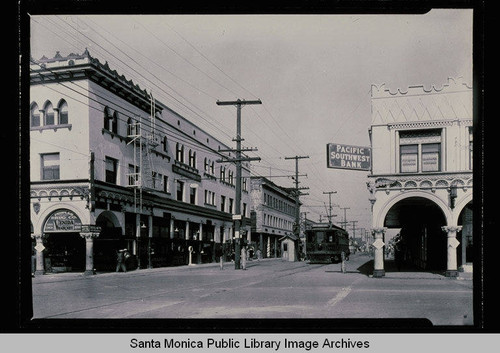 Trolley traveling north on Windward Avenue by the Colonnade on November 17, 1927 with the Pacific Southwest Bank on the right, Venice, Calif