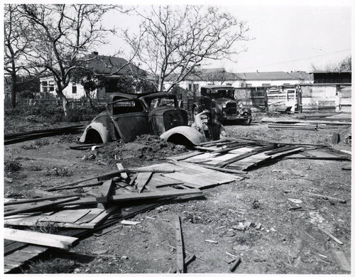 Abandoned cars at the eleventh alley in Santa Monica, March 23, 1955