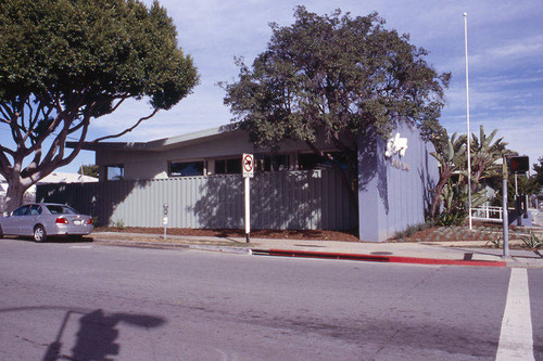 Exterior of the Fairview Avenue Branch Library at 2101 Ocean Park Blvd in Santa Monica showing the 2002-03 remodel designed by Architects Killefer Flammang