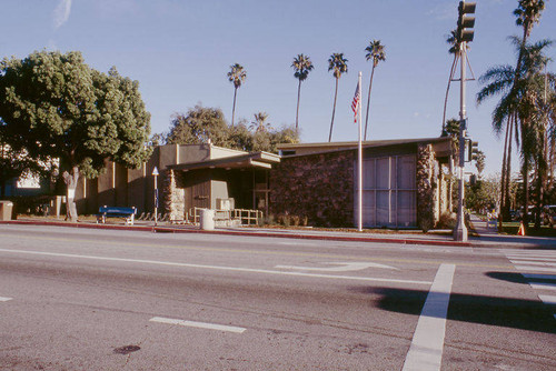 Exterior of the Montana Avenue Branch Library at 1704 Montana Avenue in Santa Monica showing the 2001-02 remodel designed by Architects Killefer Flammang