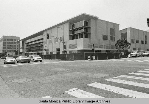 Construction of the new Main Library from the corner of Seventh Street and Santa Monica Blvd. (Santa Monica Public Library, 601 Santa Monica Blvd. built by Morley Construction. Architects, Moore Ruble Yudell.) July 13, 2005