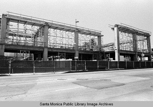 Construction of the New Main Library second floor, view from Santa Monica Blvd., Santa Monica, Calif. (Library built by Morley Construction. Architects, Moore Ruble Yudell.) July 22, 2004