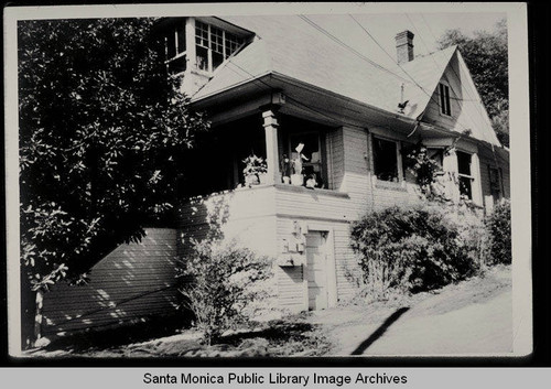 Turn-of-the-century cottage, 2628 Third Street in the Third Street Historic District, Santa Monica, Calif