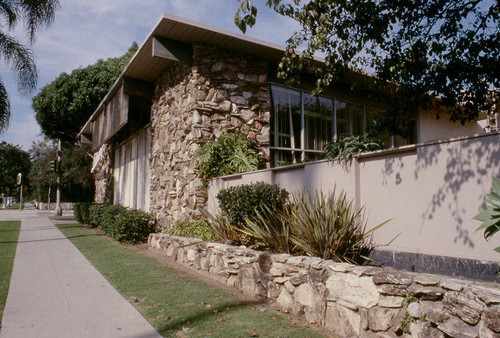 Exterior of the Montana Avenue Branch Library at 1704 Montana Avenue in Santa Monica before the 2001-02 remodel designed by Architects Killefer Flammang