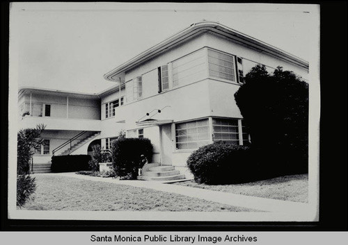 Moderne apartment building, 822 Euclid Street, Santa Monica, Calif., built 1938 by Frank Bivens