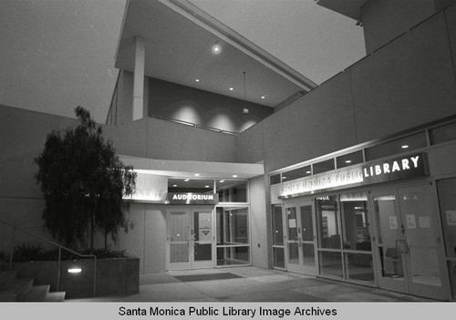 Martin Luther King, Jr. Auditorium at the new Main Library (Santa Monica Public Library, 601 Santa Monica Blvd. built by Morley Construction. Architects, Moore Ruble Yudell.) December 30, 2005