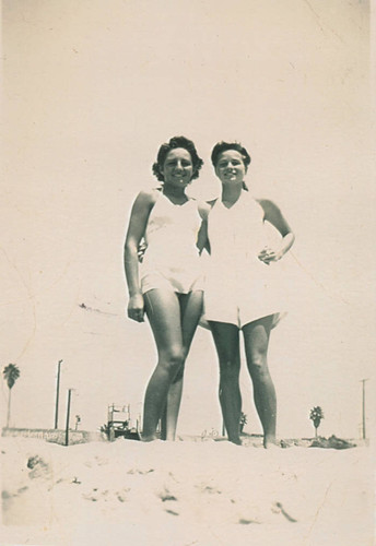 Annabelle Hennig McNeil and Marilyn Cortner Addington at Huntington Beach, 1941