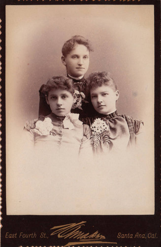 Cabinet photograph, three unknown women