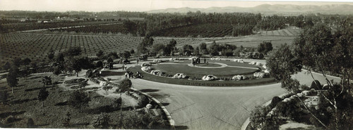 Early panoramic photo of automobiles at Hewes Park in Orange, ca. 1915