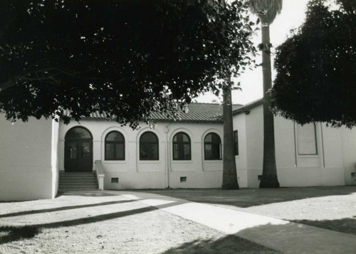 Cypress Elementary School wing between the middle and west sections (built in 1929) later used as Calvary Chapel, 5202 Lincoln Avenue, Cypress, 1989