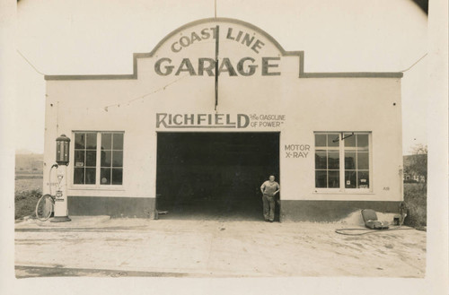 Merlind Harlow in front of Coast Line Garage in Capistrano Beach, 1940