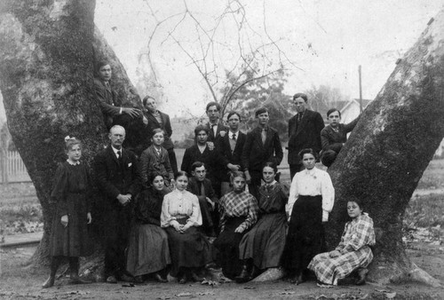 Principal John J. "Zeke" Zielian and the ninth grade from the Tustin Public School, 1905