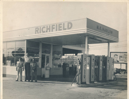 M.E. Harlow's Richfield Gas Station in Capistrano Beach, M.E. Harlow & 2 unidentified men, 1940s