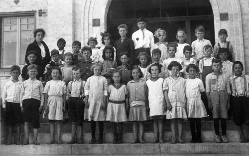 Tustin Grammar School first grade, 1914