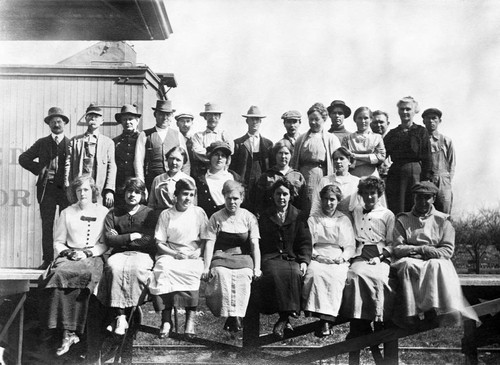 Tustin Hills Citrus Association packing house crew, ca. 1916