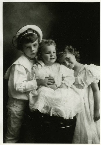 James Harvey Irvine, Jr., Myford Irvine, and Kathryn Irvine, 1900