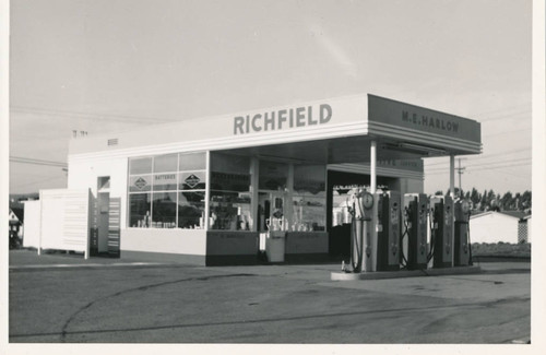 M.E. Harlow's Richfield Gas Station in Capistrano Beach, 1940s