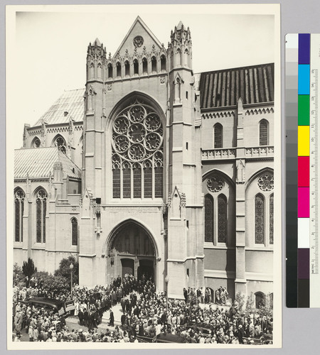 Crowd in front of church for funeral of William Randolph Hearst, Sr