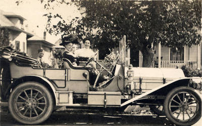Chapman family members in a touring car, possibly in Covina, California, 1909