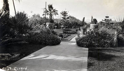 Formal garden of Charles C. Chapman, Fullerton, California, 1914