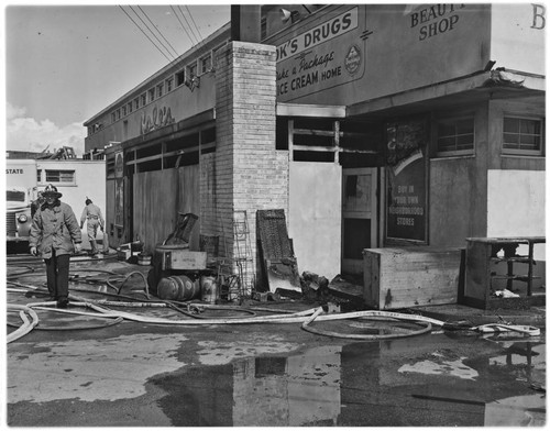 Cole's Market on fire, 1843 Santa Fe Ave