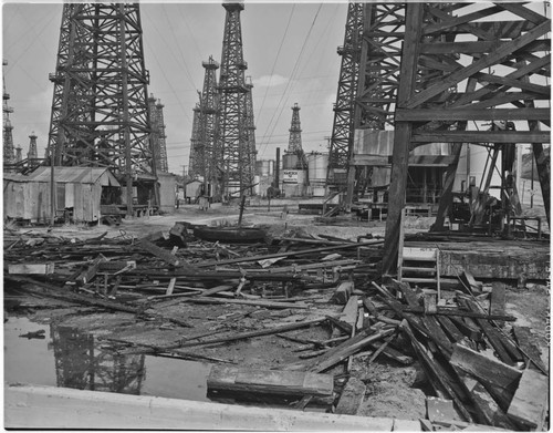 Oil wells, Atlantic and Spring St