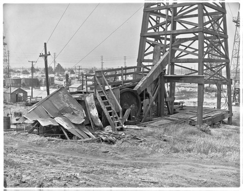 Oil derricks : hazard, Spring and Pasadena Ave