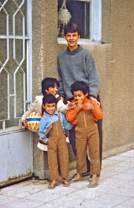 Diakoni i Cario 1992. Et kristent børnehjem i nærheden af Cairo centrum. Børnehjemmet hedder Fowlers hjem. Det drives af en lokal evangelisk menighed. I samarbejde med denne menighed har DMS udsendt volontører til børnehjemmet Volontørerne arbejder med de 30 piger, der bor på børnehjemmet. Pigerne er i alderen 5 - 20 år