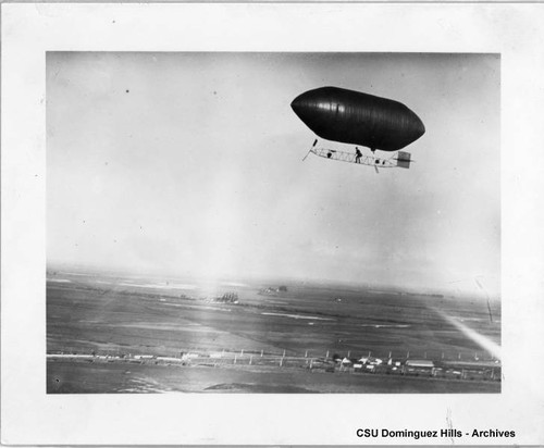 Roy Knabenshue dirigible in flight