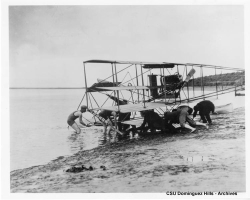 Men pushing Curtiss "hydroaeroplane"