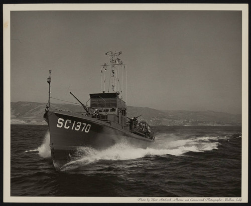 Submarine chaser SC 1370 on maneuvers