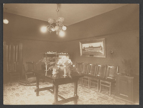 Room with a table and plants in Hotel Redondo