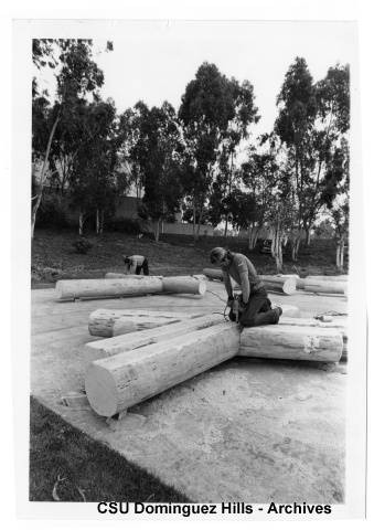 Construction of "The Forum" sculpture