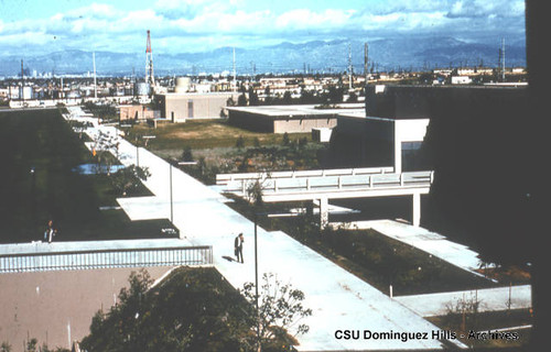 CSUDH campus - main walkway