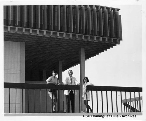 President Leo Cain and students in front of library