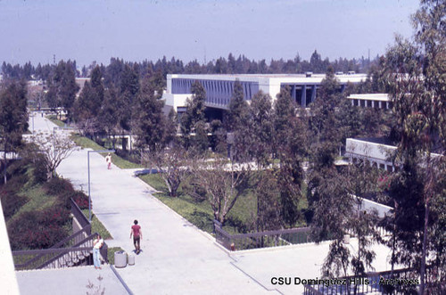 CSUDH campus - main walkway