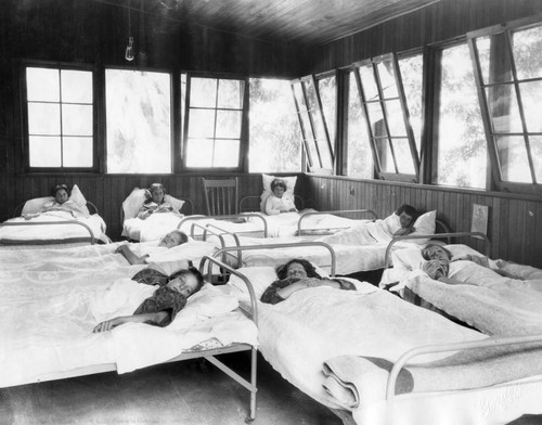 1925 Children in sanitarium