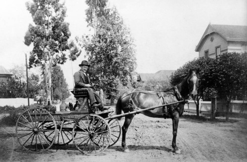 1905 Joseph Cappa delivers wine