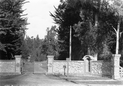 1900 Main entrance to Naglee Park