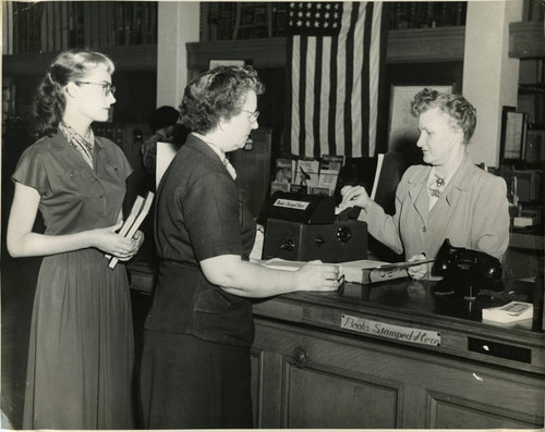 1943, Old Post Office building, Geraldine Nurney City Librarian