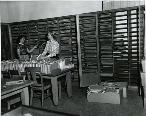 1951, Old Post Office building, Peggy McDaniel and Shirley Gano